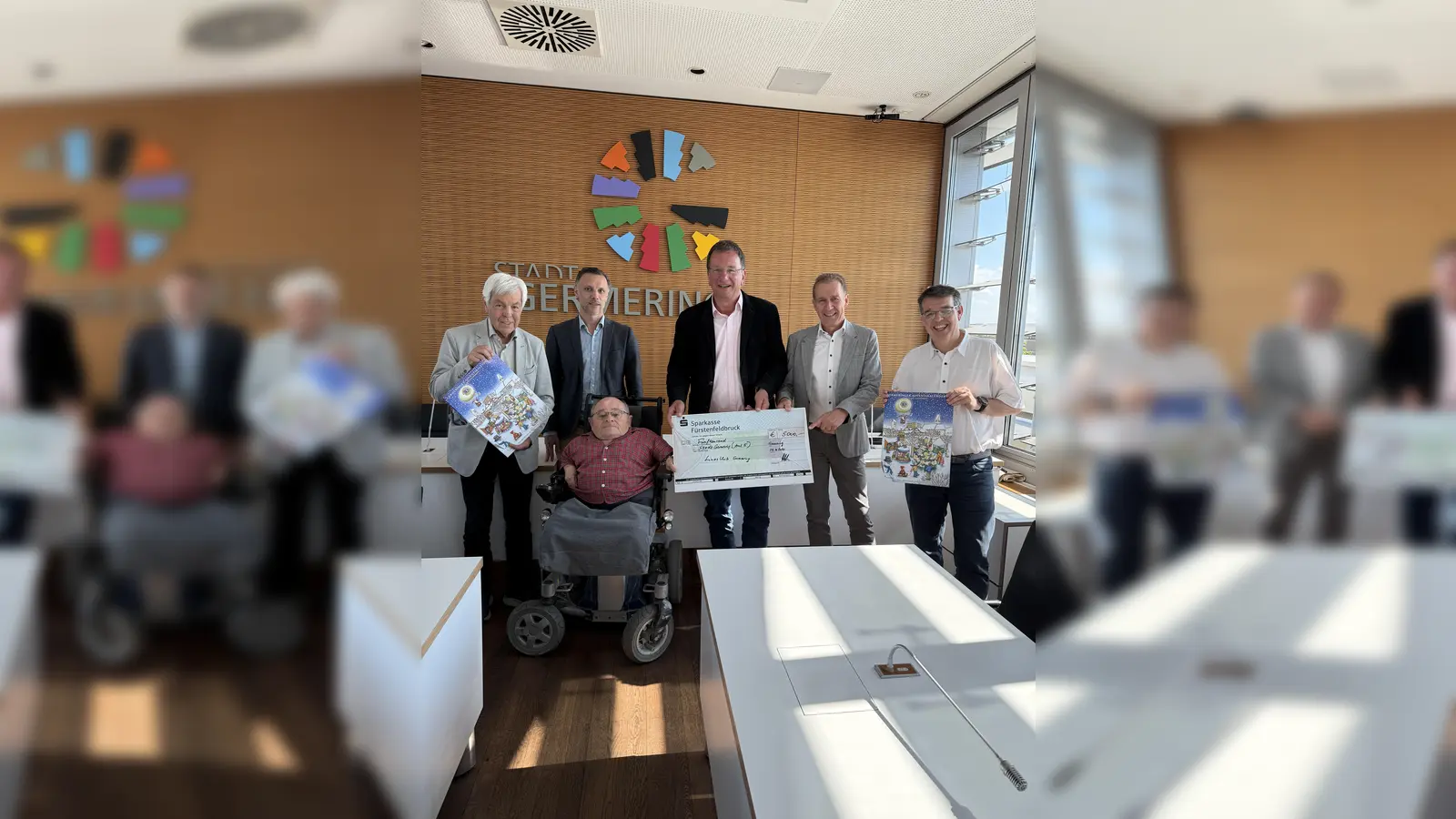 Fred Burgstaller (Lions Club), Martin Rattenberger (Amtsleiter), Herbert Sedlmeier (Sozialreferent), Oberbürgermeister Andreas Haas, Michael Sigmund (Lions Vizepräsident), Stefan Hetsch (Lions Beauftragter Adventskalender) v. l. (Foto: Rotary Club)