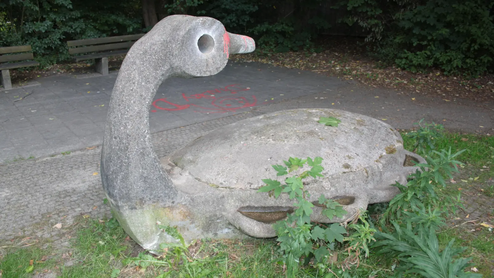 Ente ohne Wasser: Der Brunnen auf der Wiese hinter der Andreaskirche. (Foto: job)