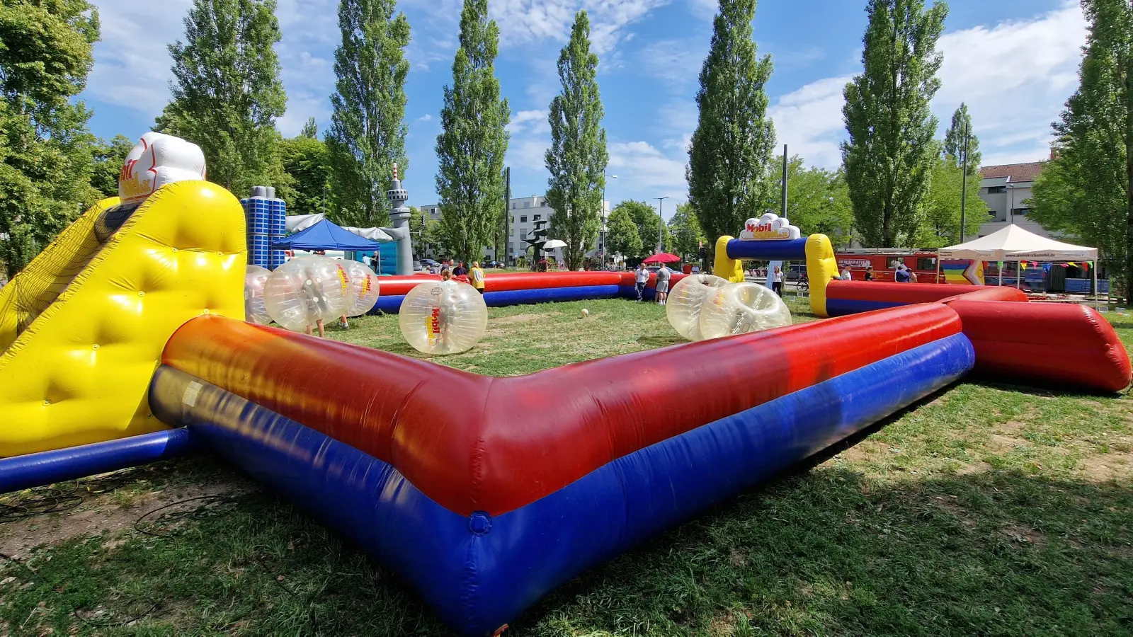 Beim Sommerfest gibt es unter anderen Spielgeräte, Hüpfburgen und ein musikalisches Bühnenprogramm. (Foto: VA)