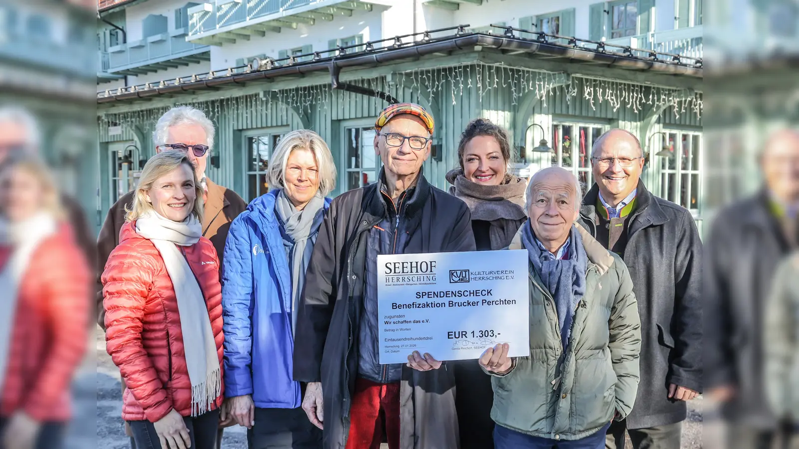 Thomas Prosperi (M.) und Claus Wecker (2. v. l.) vom Verein „Wir schaffen das e.V.“ freuten sich über die Spende. (Foto: Seehotel Herrsching)