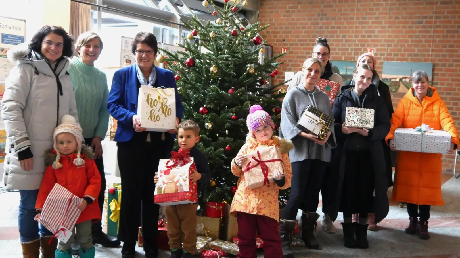 Freuten sich über die große Spendenbereitschaft (von links): Franziska Erlmeier und Barbara Frey (Spielkiste), Brigitte Kössinger (Erste Bürgermeisterin Gauting), Nadine und Noémie Scheunemann (Villa Fantasia), Alexandra Heckl (Geschäftsbereichsleitung Schulen und Soziales), Stephanie Betz (etwas verdeckt, Laola Kinderbande), Christiane McMahon (Gautinger helfen Gautingern) sowie die Kinder Josefine Erlmeier, Julius Frey und Henriette Erlmeier.  (Foto: Fred Rauscher)