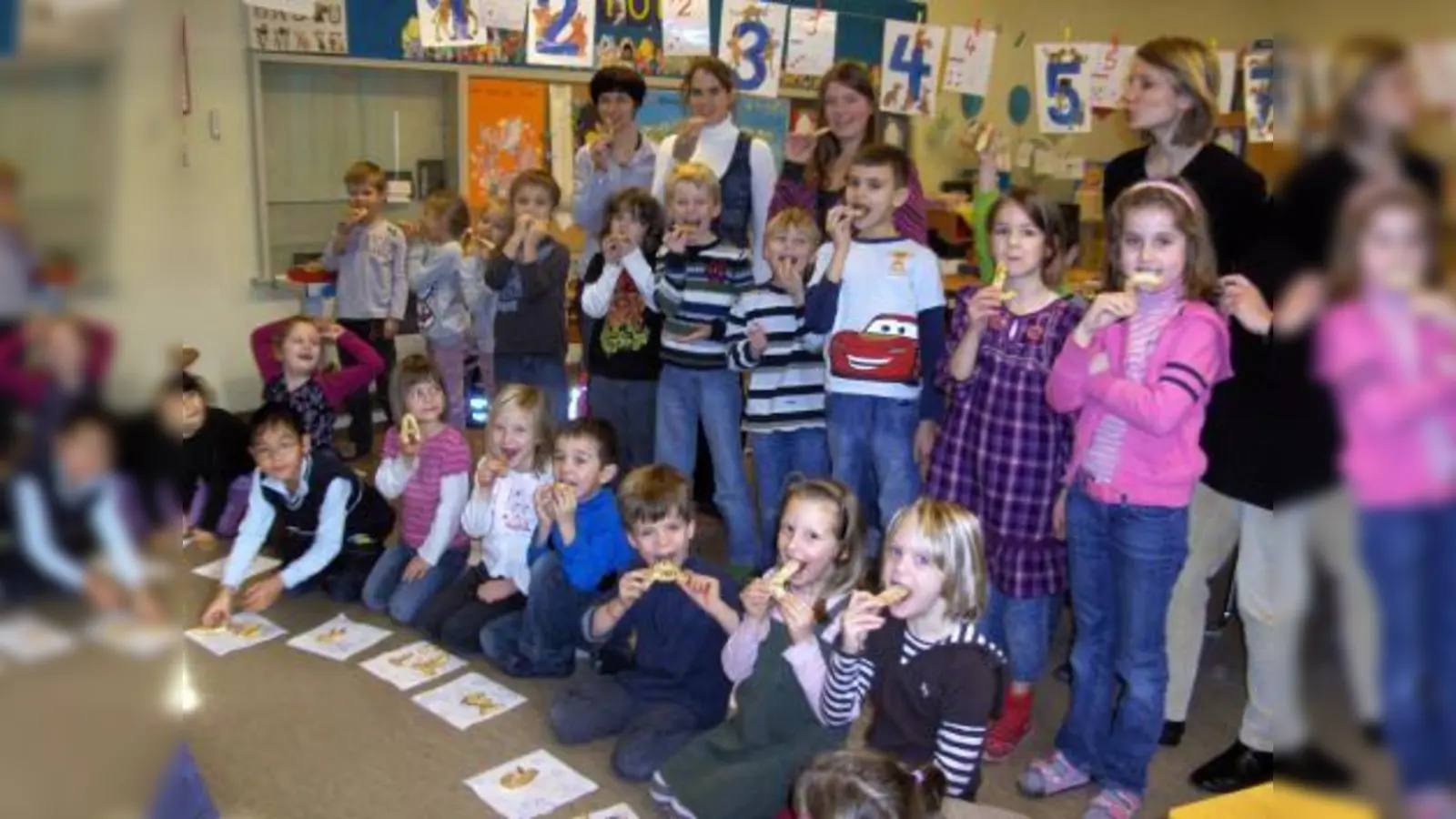 Ob A, L oder S, die frischgebackenen Buchstaben schmeckten alle gleich gut und halfen auch noch beim Lesen lernen. (Foto: pi)