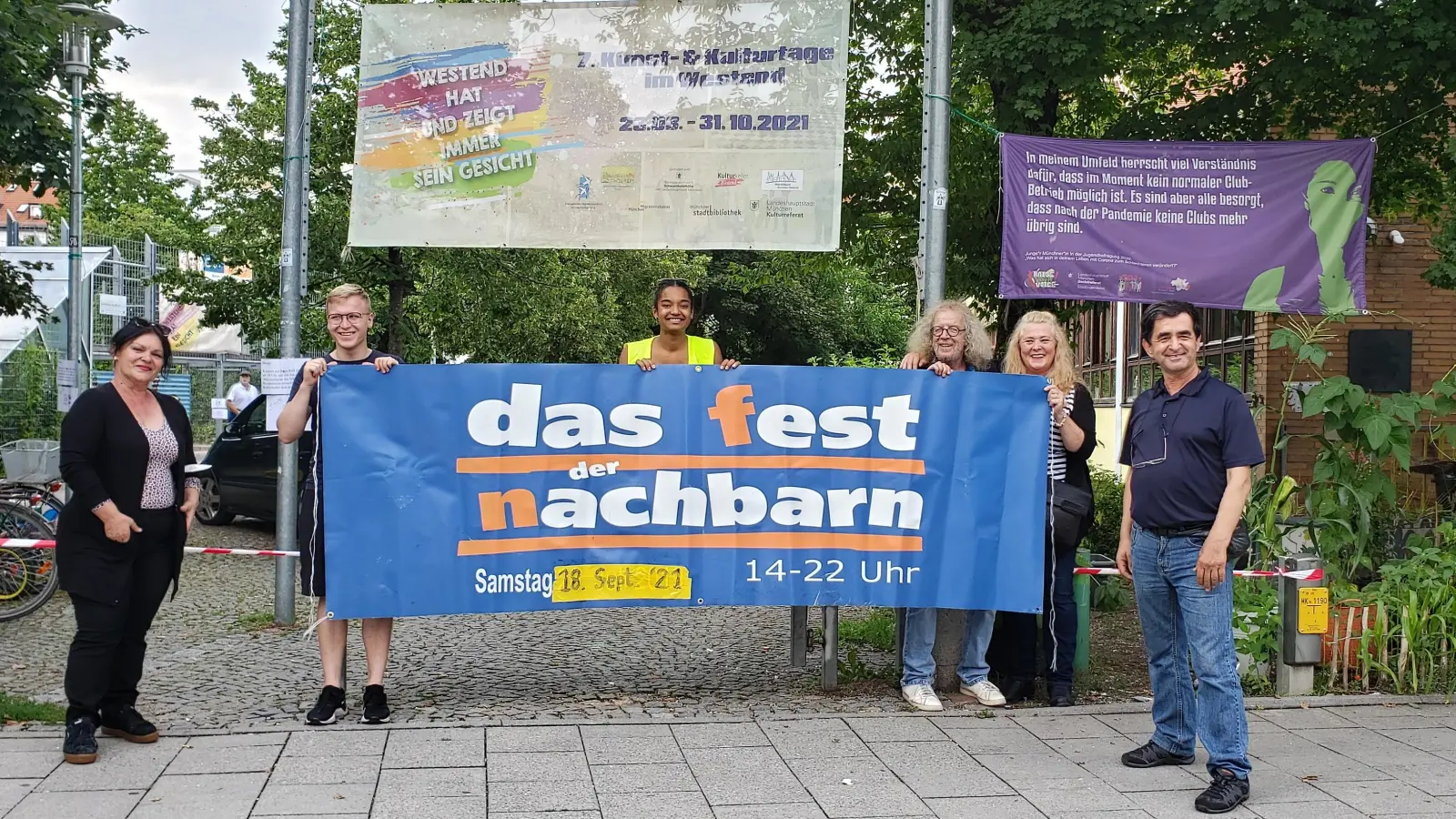 Eines der Highlights der Kunst- und Kulturtage im Westend ist das Fest der Nachbarn, zu dem Kulturkeller und Multikulturelles Jugendzentrum (MKJZ) einladen. Im Archivbild von links: Soultana Riga und Moritz Lehmann (MKJZ), Yassine Niang, Günther Klingler und Gertrud Schatzlmayr (Kulturkeller) und Ismail Sahin (MKJZ). (Foto: Archiv/ Leonie Seyfert)