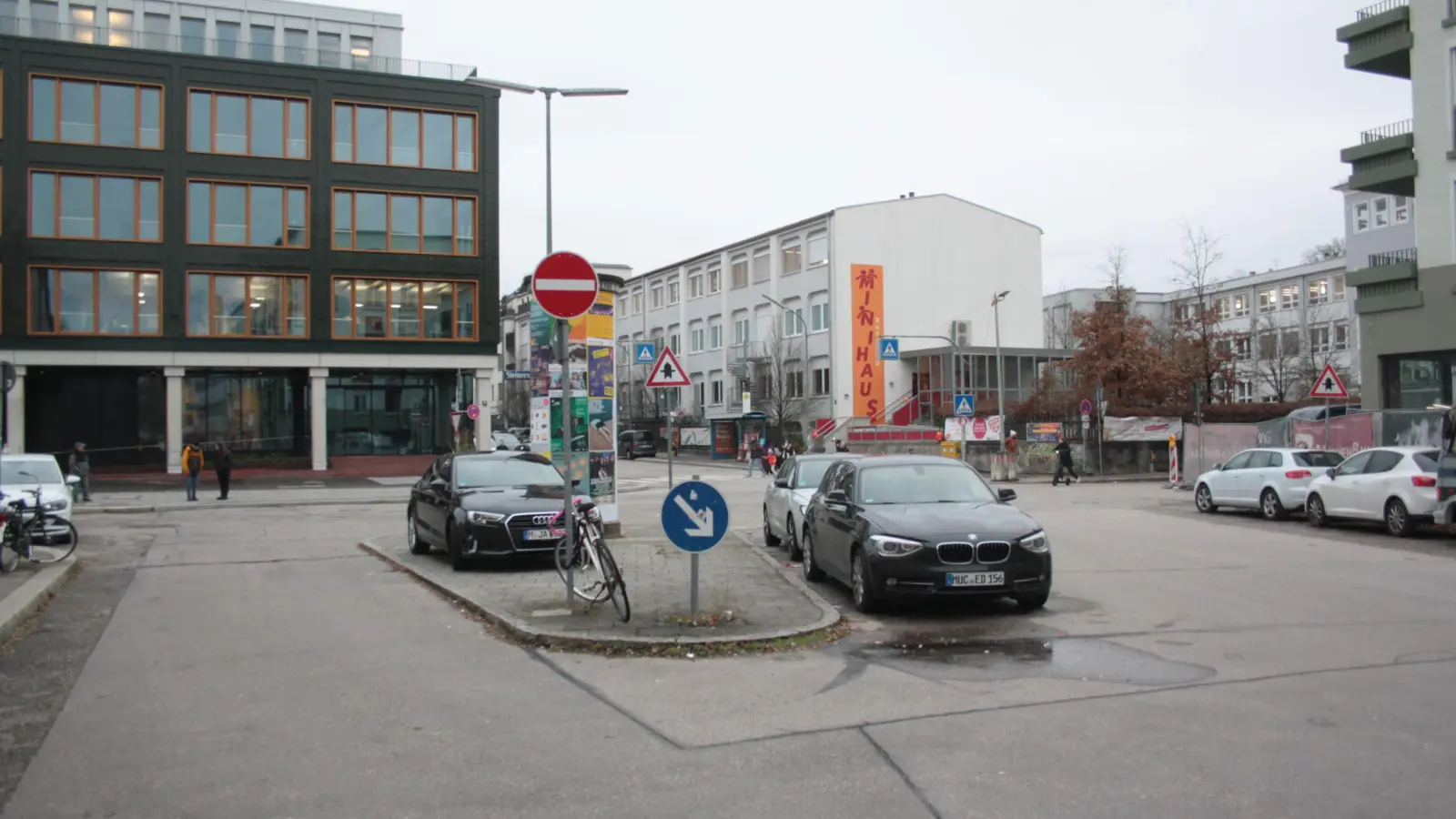 Die Tage der Verkehrsinsel mit ihrer Litfaßsäule sind gezählt. Sie wird beim Umbau der Kreuzung Flößergasse / Steinerstraße / Tölzer Straße aufgegeben. (Foto: job)