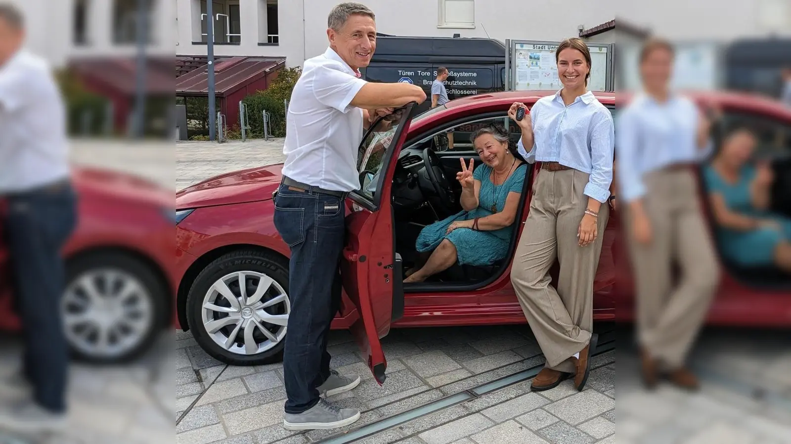 Bürgermeister Christoph Böck freut sich, dass die Hebammen Claudia Stöffges (sitzend) und Evaluna Zeinert nun in Unterschleißheim tätig sind.  (Foto: Stadt USH)