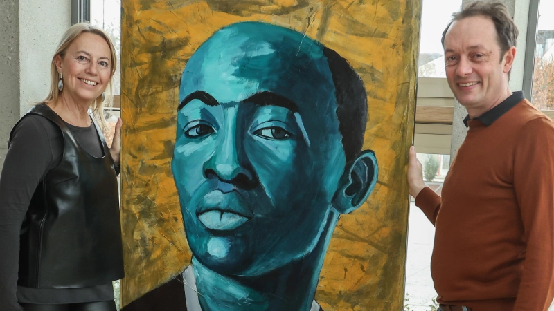 Freuen sich auf die Ausstellung: Die Künstlerin Jacqueline Hein und Kulturreferent Hans-Hermann Weinen im Rathaus Herrsching. (Foto: Gemeinde Herrsching)