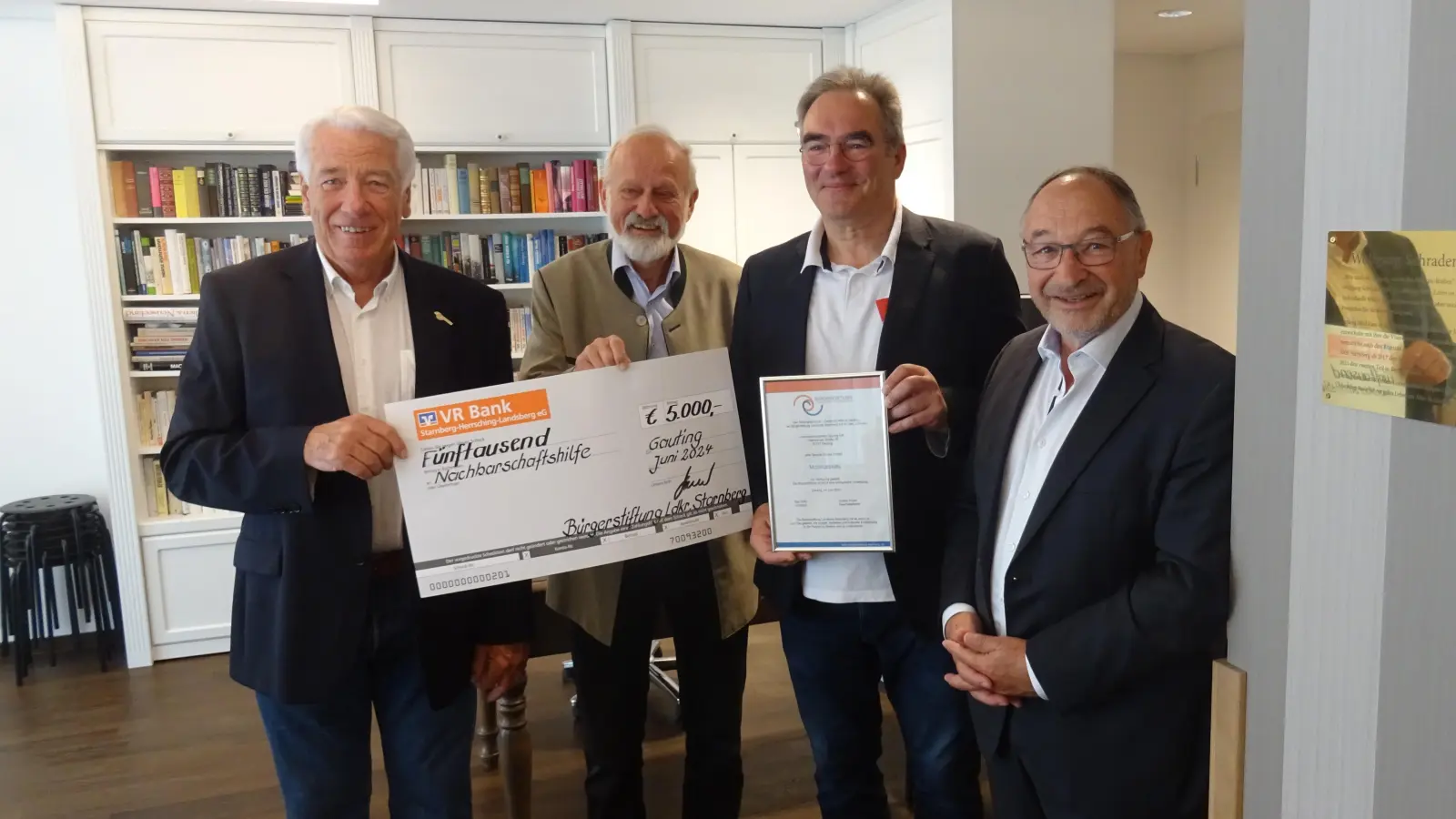 Spendenübergabe an die Nachbarschaftshilfe Gauting : v.l. Gustav Huber (Geschäftsführer Bürgerstiftung), Klaus Wagner (Gauting hilft), Peter Brombach (Gauting hilft) und Karl Roth (Vor-stand Bürgerstiftung). (Foto: Bürgerstiftung)