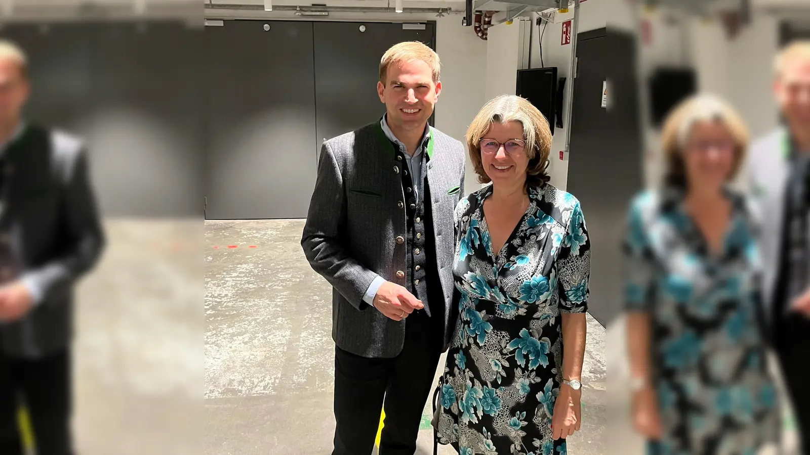 Der Landtagsabgeordnete Maximilian Böltl und die Geschäftsführerin des Tölzer Knabenchors, Barbara Schmidt-Gaden, freuen sich über die Aufnahme des in Unterföhring ansässigen Chors in die UNESCO-Liste. (Foto: Büro MdL Böltl)