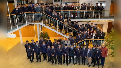 Landrat Stefan Frey (oben links) ehrte langjährige Mitglieder von Feuerwehr, BRK sowie THW für ihr langjähriges Engagement im Landkreis Starnberg. (Foto: Landratsamt Starnberg)