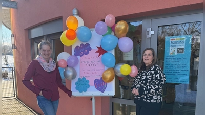 Seit zwei Jahren ein starkes Leitungsteam im Zwergen-und Feenland: Sabine Ismair (Kinderhausleiterin, links) und Stefanie Kalchschmidt (stellv. Kinderhausleiterin). (Foto: Kinderhaus)