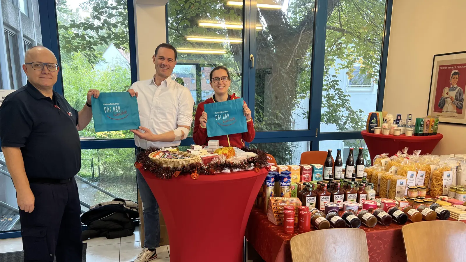 Freuten sich über zwei erfolgreiche Blutspendetage (von links): Dieter Ebermann, Sebastian Stirner und Corinna Mauermayer. (Foto: BRK)