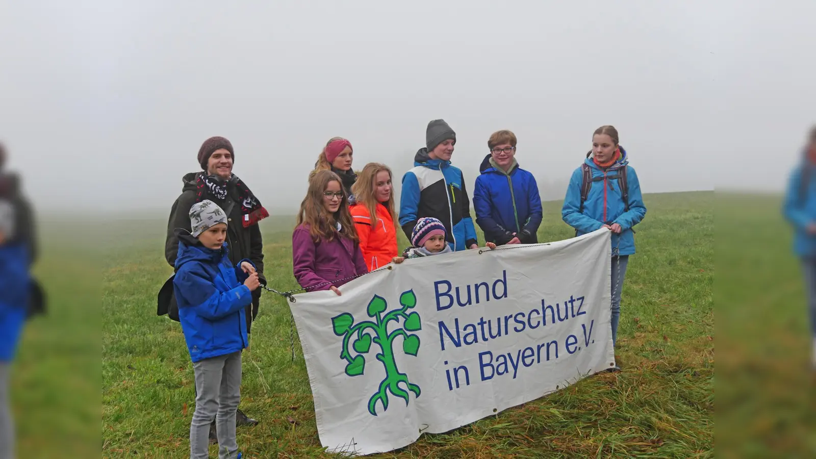 Die "Spender" hinten von links: Heidi Preidel, Walter Reichert, Wolfgang Preidel, Doris Tauber-Vollhardt und Hans Vollhardt, Karl Heinz Berwig mit Ehefrau und Fritz Schnabel und Doris August, vorne: Jochen Carl. (Foto: BN )