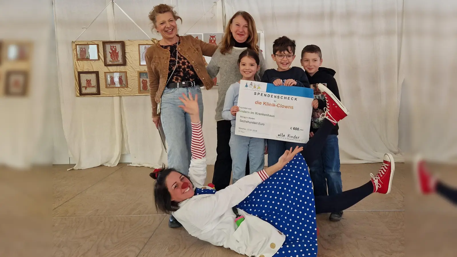 Schülerinnen und Schüler sowie Schulleiterin Nina Schäfer (l.) und Doris Leschik überreichen KlinikClown „Dr. Fiderallala” ihre Spende.  (Foto: Christina Adamski)