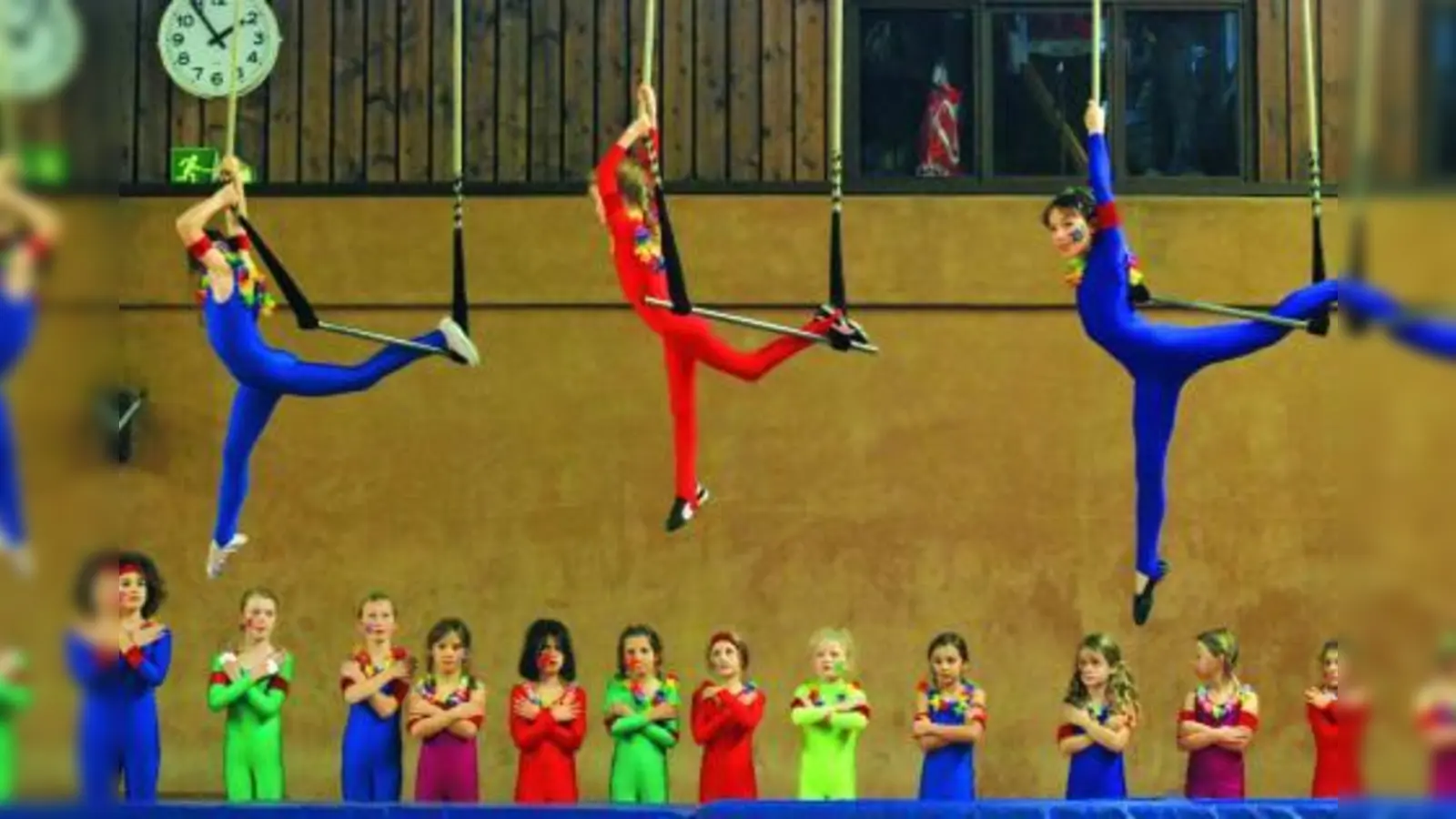 Akrobatik im TSV Neuhausen-Nymphenburg: Es ist immer wieder erstaunlich, was LILALU-Kinder am Ende der Workshop-Woche den Zuschauern präsentieren können. (Foto: © Richter)