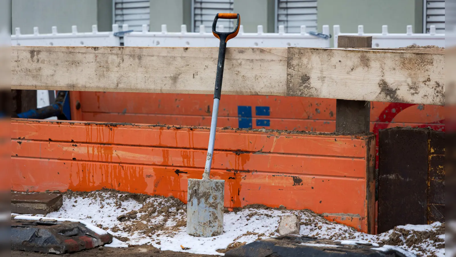 Wenn der Bau Winterpause macht: Für Bauarbeiter im Landkreis Starnberg laufen Job und Lohn weiter – auch wenn Baustellen bei Schnee und Frost lahm liegen. Denn sie können Saison-Kurzarbeitergeld bekommen.  (Foto: IG Bau/Nils Hillebrand)