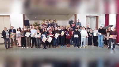 Die Berufsschulen übergaben die Weihnachtsgeschenke für das Münchner Waisenhaus mit Bürgermeisterin Verena Dietl und Stadtschulrat Florian Kraus. (Foto: RBS)