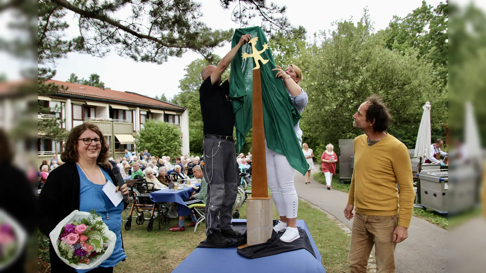 Feierliche Enthüllung der Heim-Skulptur während des Sommerfestes mit Einrichtungsleiterin Diana Sturzenhecker und dem Künstler Ulrich Schweiger. (Foto: us)