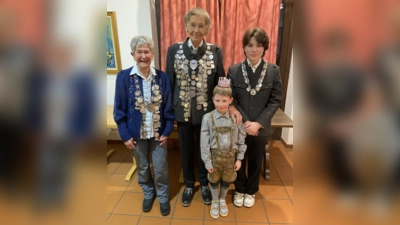 Die Königlichen der SG Immergrün Tutzing: v.l. Pistolenkönigin Margit Linzinger, Schützenkönig Dr. Joachim Seehofer, Jugendprinz Oskar Zeigermann und Jugendkönig Jamie Zeigermann (Foto: Yvonne Zeigermann)