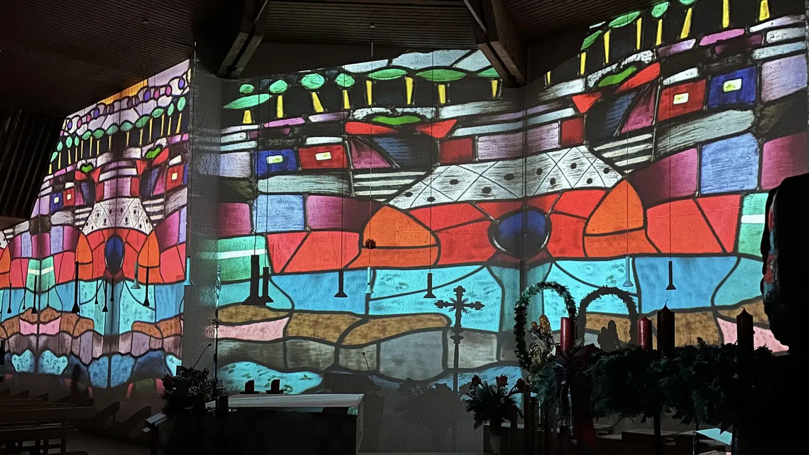 Die Kirchenfenster von St. Stephan wurden 1983 von der ägyptisch-deutschen Künstlerin Ebtehag Becheir geschaffen. Sie tragen den Titel „Der Heilsweg des Menschen“.<br> (Foto: Robert Bernhard )