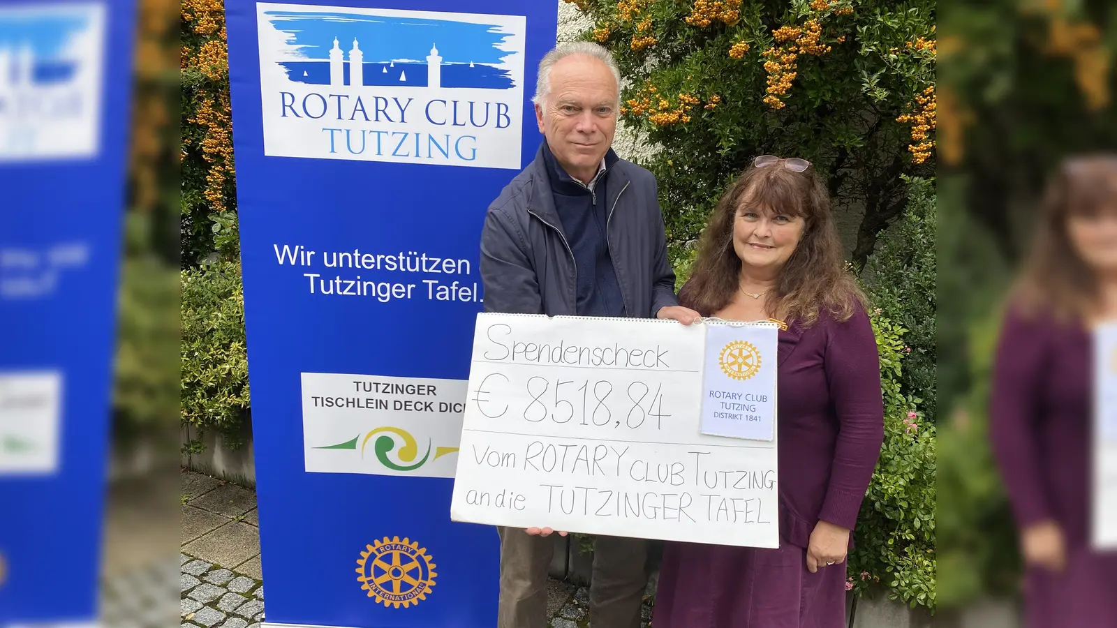 Freude bei der symbolische Scheckübergabe: Caroline Krug (Leiterin der Tutzinger Tafel) und Matthias Weber (Präsident Rotary Club Tutzing). (Foto: Weber)