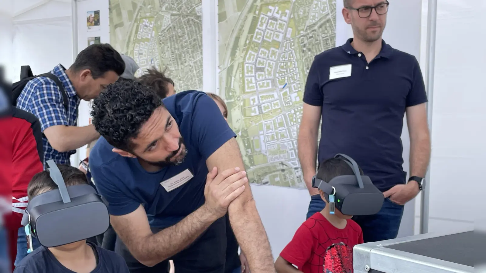 Mit der VR-Brille konnten die Besucher den „Digitalen Zwilling” der Stadt München erkennen. (Foto: pst)