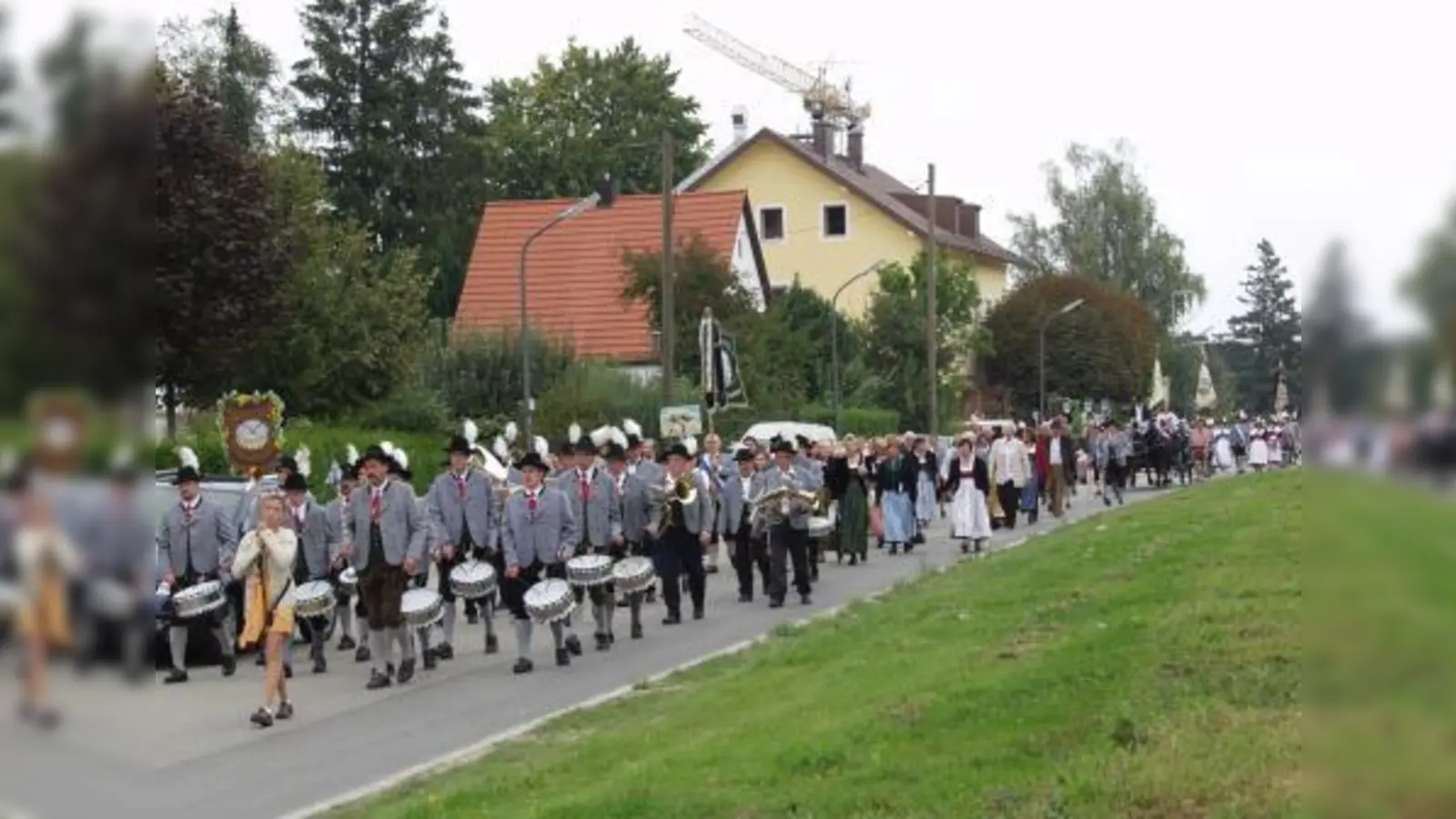 Angeführt vom Trommlercorps Aubing ist hier ein kleiner Teil des Festzuges bereits in die Pretzfelder Straße eingebogen – derweil waren die meisten Festzugteilnehmer noch in der Streitbergstraße unterwegs. (Foto: Eva Schraft)