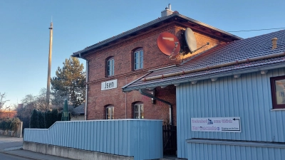 Das Bahnhofsgebäude in Isen steht noch. Von hier aus konnte man bis 1968 mit dem Zug nach Haag, Lengdorf und sogar Pyramoos fahren. (Foto: bas)