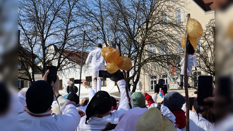 Beim Umzug wird die Strohpuppe verbrannt. So wollen die Dorfener den Winter vertreiben. (Foto: Stadt)