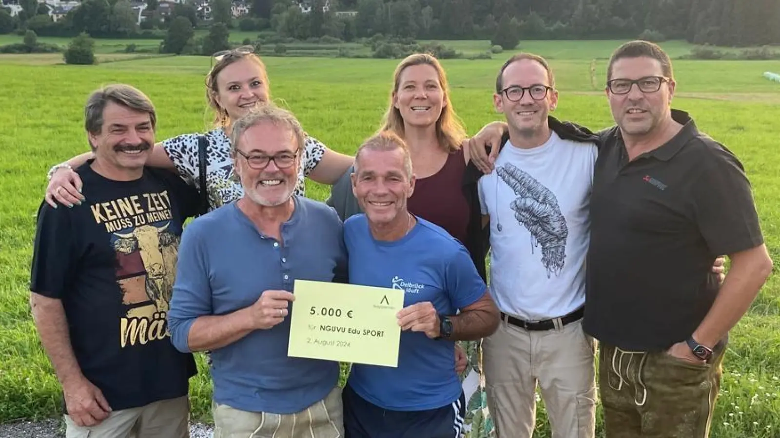 Spendenübgabe von Christian Kalinke (2.von links) an Lothar Firlej. Begleitet wurden sie von einer Theatergruppe (von links): Michael Friedinger, Tara Dierck, Tini Reiter, Benjamin Beilicke und Gunther Janeck. Sie hatten beim Berger Starkbierfest 1.600 Euro für Kenia eingespielt. (Foto: privat)