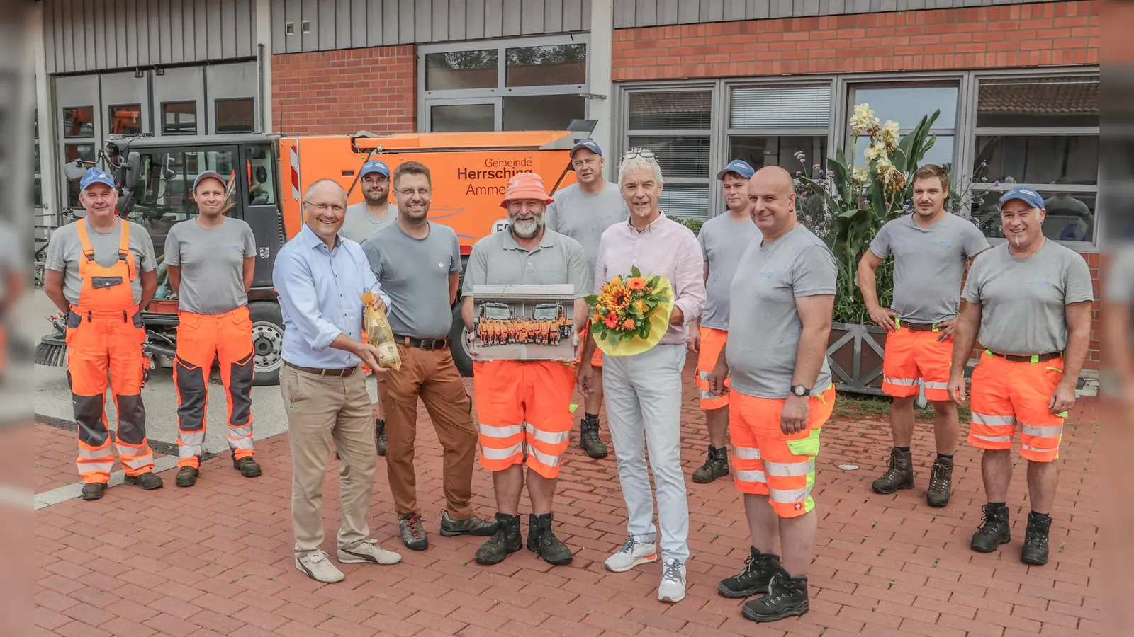 Bürgermeister Christian Schiller, Bauhofleiter Josef Mörtl, Georg Bals, Geschäftsleiter Guido Finster, Personalrat Michael Schreiber (vorne v.l.) und das Team vom Bauhof verabschiedeten Georg Bals (Mitte) in den Ruhestand. Überreicht wurden Blumen, Herrsching Sekt und eine Erinnerungsfoto vom Bauhofteam<br> (Foto: Gemeinde Herrsching)
