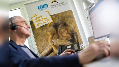 Auch Männer können Zuhören: Ein Ehrenamtlicher beim Telefondienst. (Foto: EOM / Lennart Preiss)