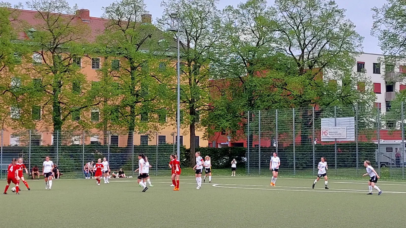 Der FC Stern München (weiß) aus Trudering spielt seit 13 Jahren in der Bayernliga, hat aber noch nie den bayerischen Pokal gewonnen. Ob es diesmal klappt? (Archivbild: bas)
