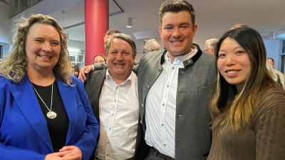 Korbinian Rausch von der CSU (2.v.r.) gewann die Stichwahl mit 52,7 Prozent der Stimmen. Es gratulierten seine Ehefrau Ines (r.). MdL Kerstin Schreyer (l.) und Dritter Bürgermeister Richard Raiser.  (Foto: hw)