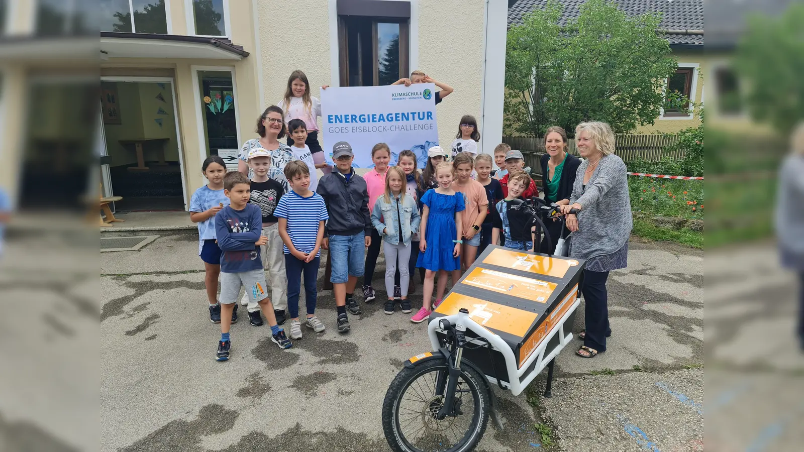 Schülerinnen und Schüler der Grundschule Egmating-Oberpframmern zusammen mit Marion Eder (2. v. r.) und Angelika Bachmann (r.) vom Team Klimabildung der Energieagentur Ebersberg-München. (Foto: Angelika Bachmann, Energieagentur Ebersberg-München)
