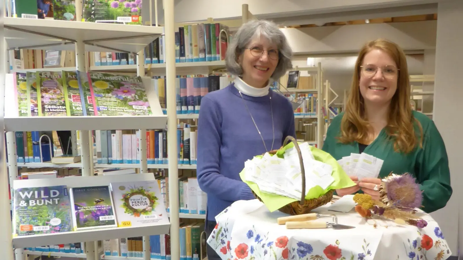 Simone Groß (Bibliotheksleitung) (links im Bild) und Sandra Knittel (stellv. Bibliotheksleitung) präsentieren gemeinsam die neue Saatgut-Bibliothek. (Foto: Bücherei)