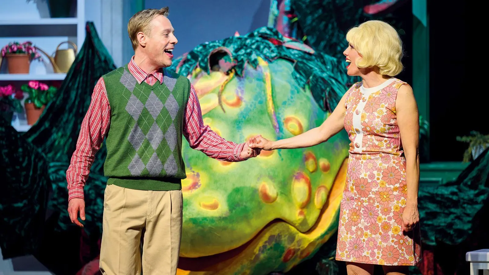 Heimliche Liebe und eine Pflanze mit besonderem Appetit in „Der kleine Horrorladen”. (Foto: Martin Sigmund)