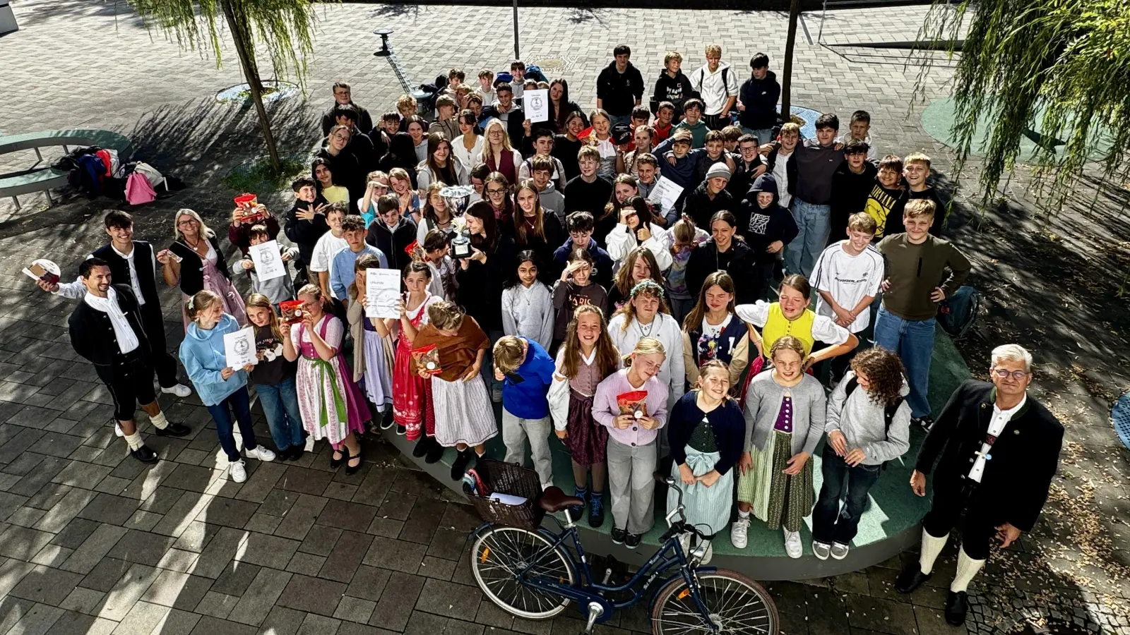 Freuten sich über ihren Erfolg: Schulleiter Christian Schmitz (r.) und Konrektor Markus Volke (l.) mit dem Radlteam der Staatlichen Realschule Herrsching. (Foto: red)