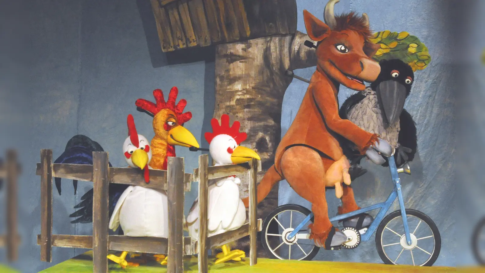 Einfach auf der Weide stehen? Nicht mit Mama Muh! Sie fährt lieber Fahrrad. (Foto: Kammerpuppenspiele Bielefeld)