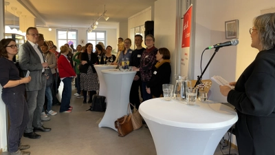 Zur Wiedereröffnung des café glanz waren Verantwortliche der Stadt München, Sponsoren und Unterstützende des Vereins siaf eingeladen. (Foto: siaf e.V.)