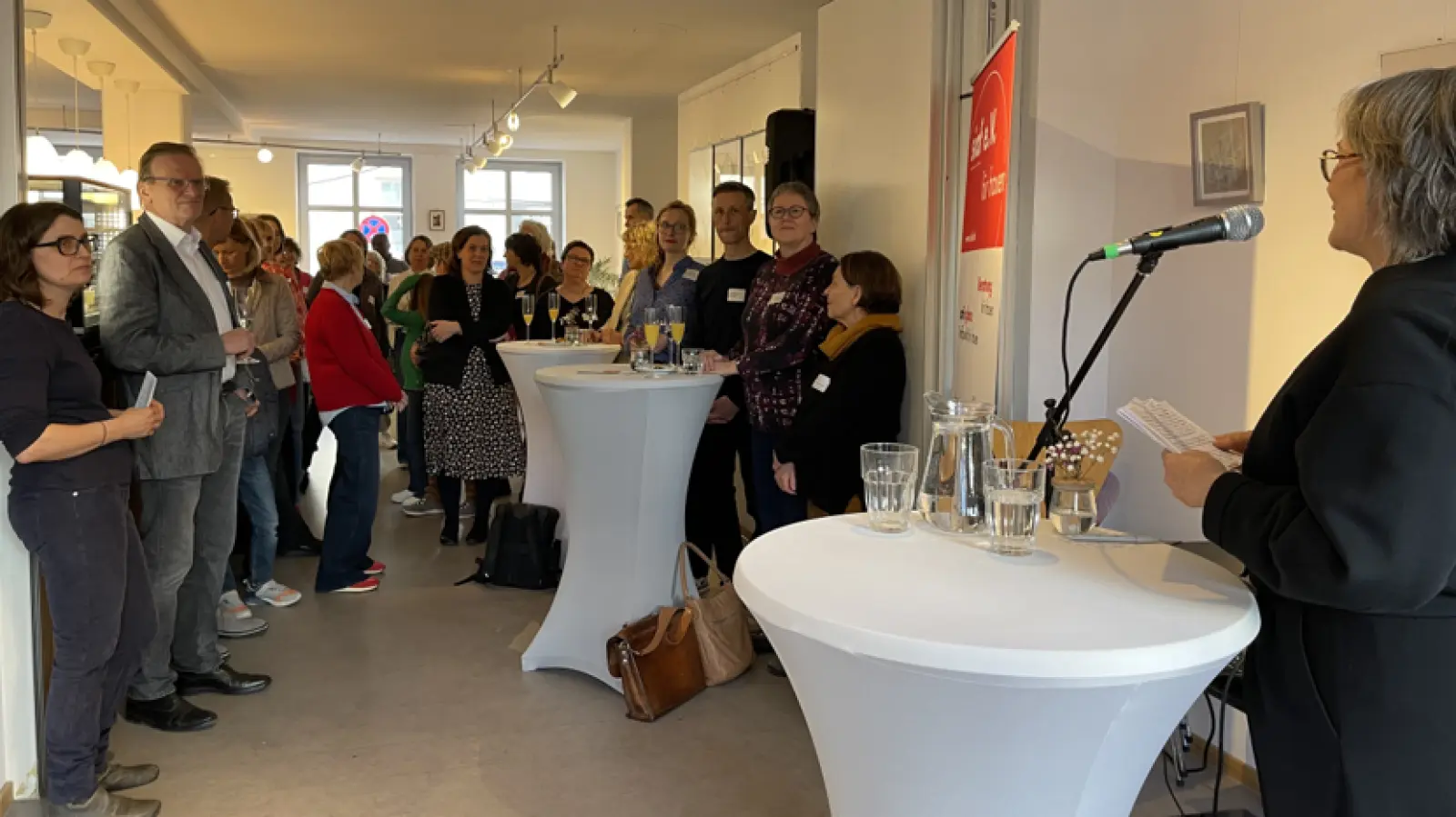 Zur Wiedereröffnung des café glanz waren Verantwortliche der Stadt München, Sponsoren und Unterstützende des Vereins siaf eingeladen. (Foto: siaf e.V.)