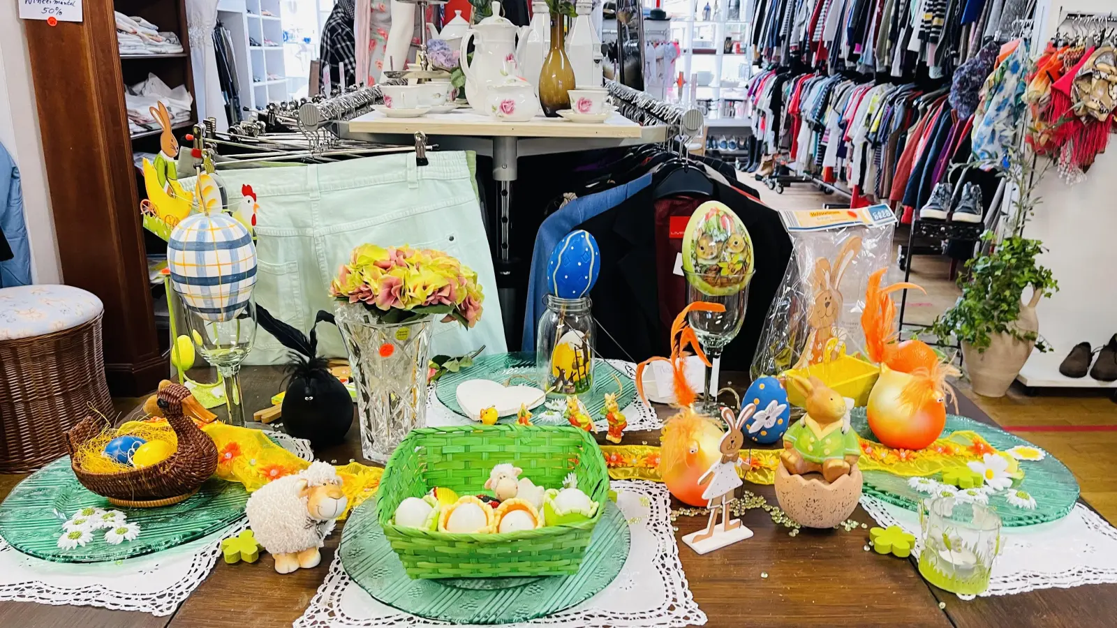 In der Klawotte findet man nicht nur Bekleidung für die ganze Familie, sondern bald auch wieder Osterdeko. (Foto: hw)