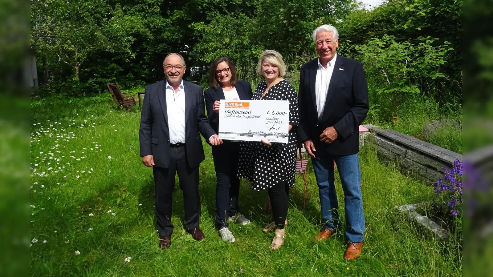 Karl Roth, Vorstand Bürgerstiftung (links) und Gustav Huber, Geschäftsführer Bürgerstiftung, überreichten Caroline Schulz, Stiftungsfond LiA, (zweite von links) und Marion Jettenberger, Hospizverein, den symbolischen Scheck. (Foto: Bürgerstiftung)