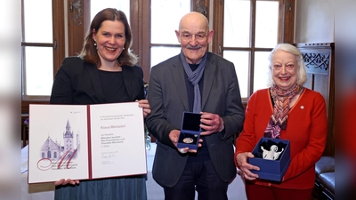 Klaus Weinzierl erhält von Bürgermeisterin Verena Dietl die Medaille „München leuchtet“ in Silber und Marianne Weinzierl ein Münchner Kindl.  (Foto: Michael Nagy/ Presseamt)
