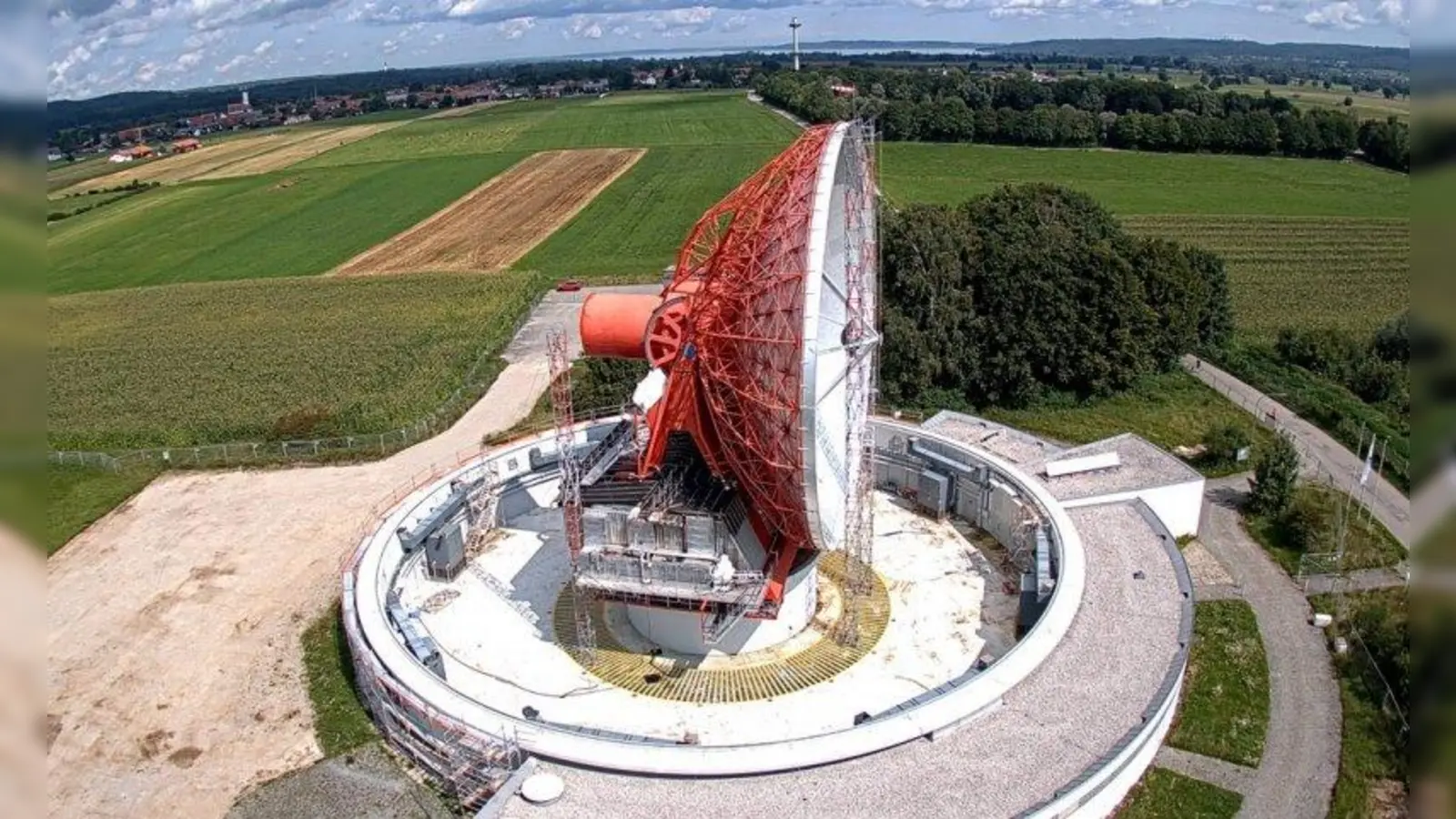 Ein Industriedenkmal, das seinesgleichen sucht: Das Radom in Raisting, das in den Jahren 1962 bis 1964 errichtet wurde. (Foto: Landratsamt)