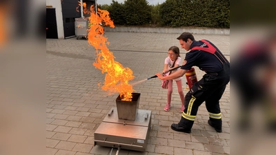 Mit dem Feuerlöscher konnte ein „echtes” Feuer gelöscht werden. (Foto: pst)