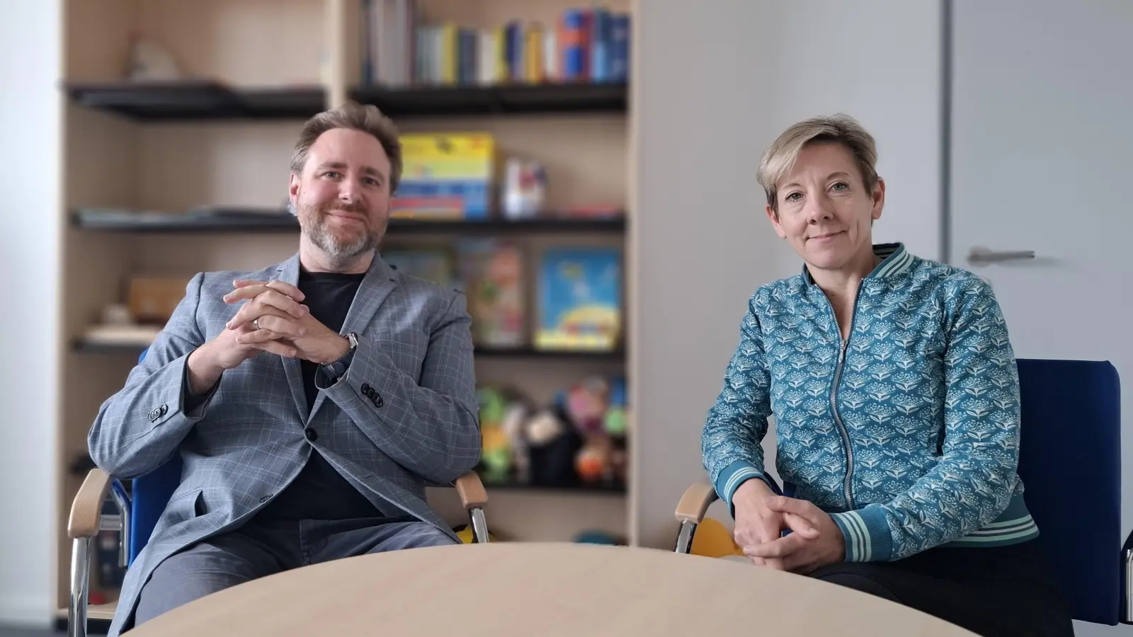 Beraten Familien in der Bunzlauer Straße 9: Agnes Jänsch (Psychologin) und Ben Fuhlbrück (Sozialpädagoge). (Foto: Städtische Beratungsstellen)