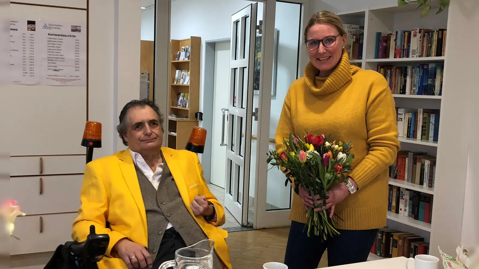 ASZ-Leiterin Melanie Weindl gratuliert Johann Wolfram zu seinem beeindruckenden Engagement.  (Foto: Steffen Marquordt)