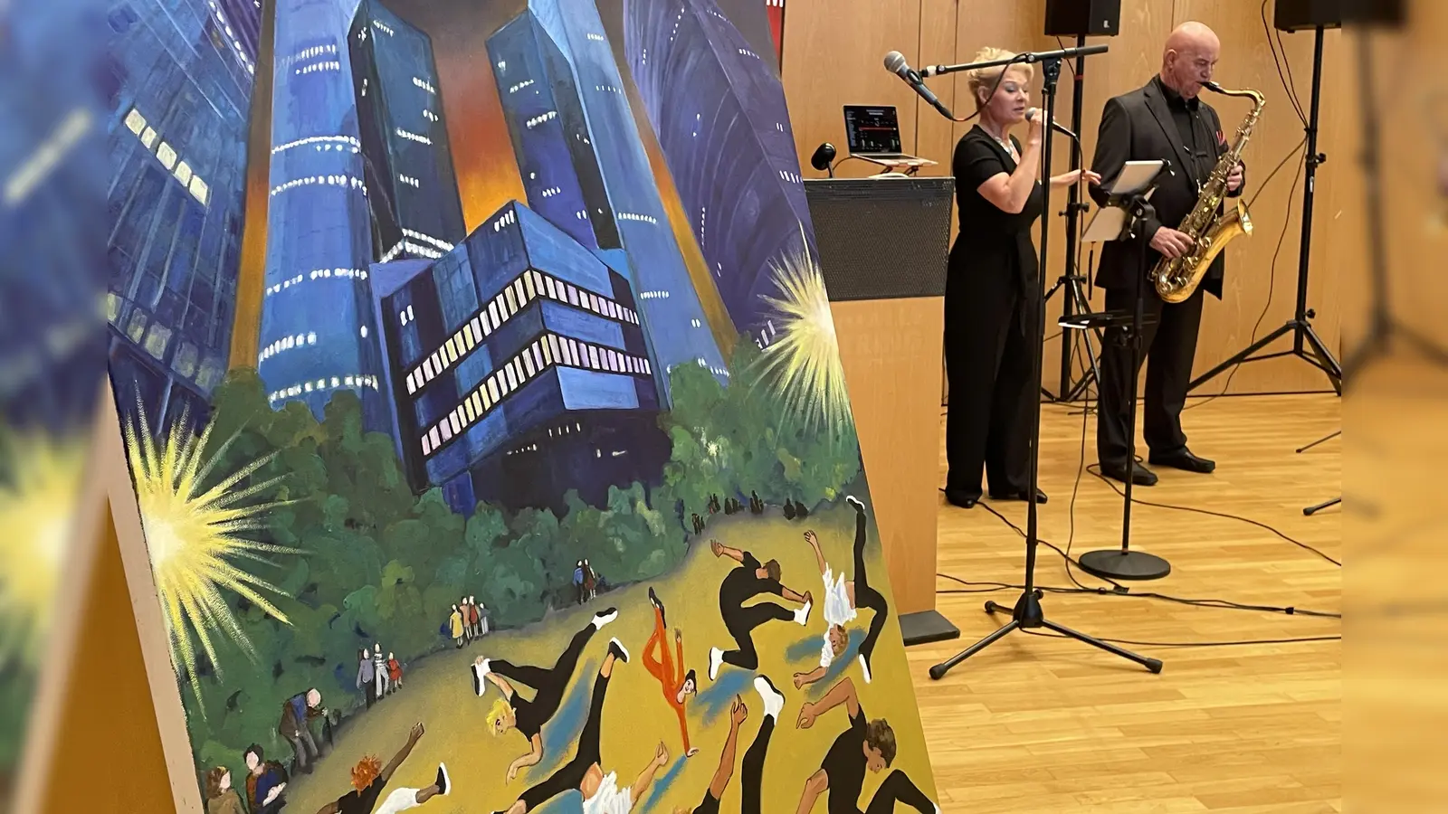 Zur Musik von „Jazzy Moments 2you” tanzten bei der Vernissage die Figuren auf Heide Geisers Werk über die Leinwand. (Foto: pst)