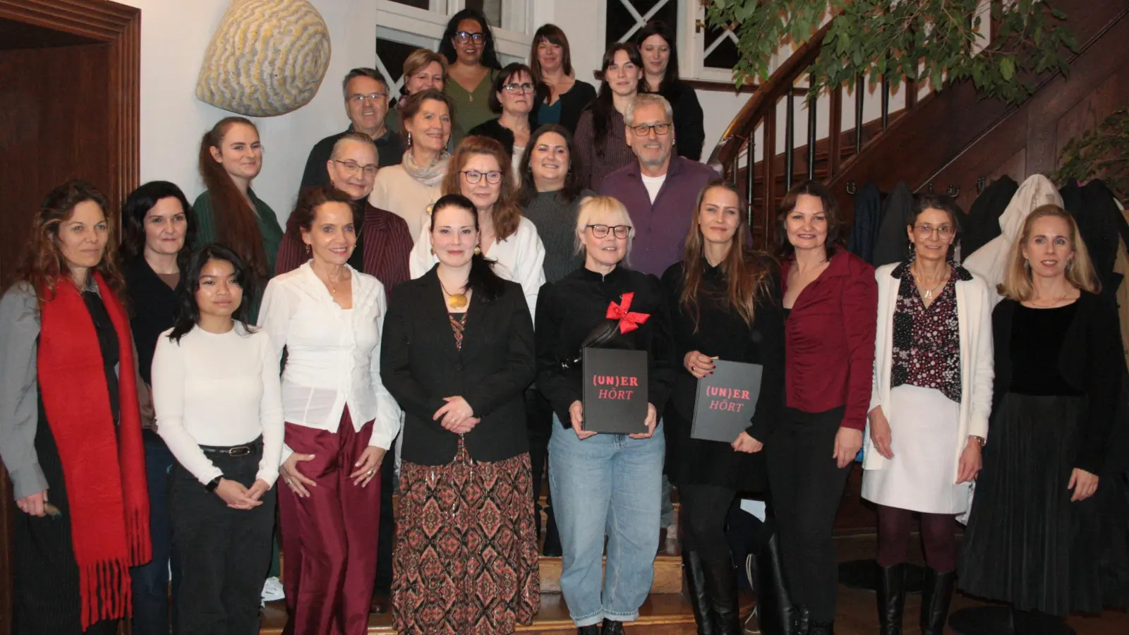 Romy Stangl und Frauen, die ihre Erlebnisse in „(Un)erhört” schildern, zusammen mit Podiumsgästen und an der Veröffentlichung des Buches Beteiligten. (Foto: job)