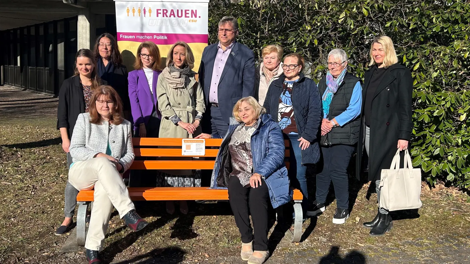 Das Netzwerk gegen Gewalt an Frauen bei der Einweihung der Orange Bank im Innenhof des Landratsamtes. (Foto: Landratsamt Dachau, Sina Török)